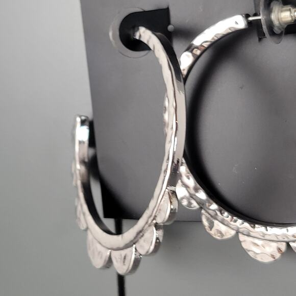 Metal Silver-Tone Scalloped Hoop Earrings Hammered Finish New on Card - Picture 3 of 7